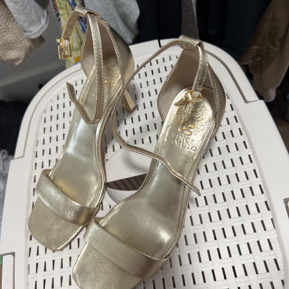 Vince Camuto heels - Picture 2 of 4